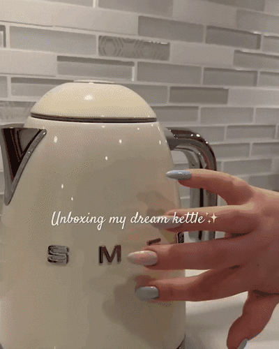 Close-up of the kettle in cream